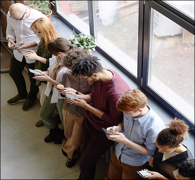 Gens obnubilés par leur téléphone