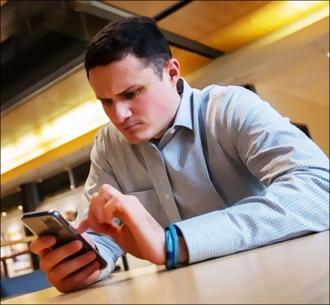 Homme concentré sur son téléphone