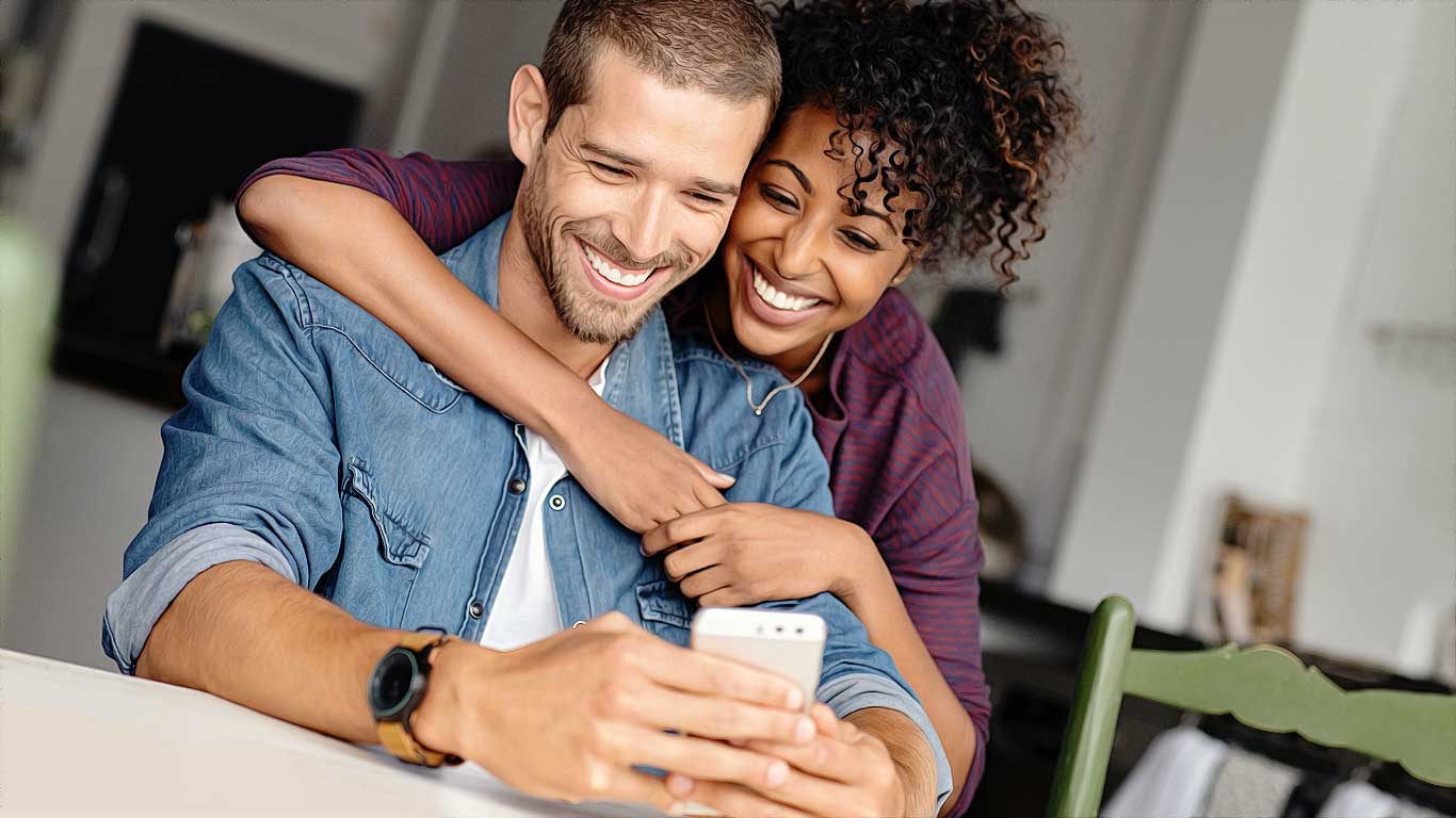 homme gagne argent avec son telephone et sa femme