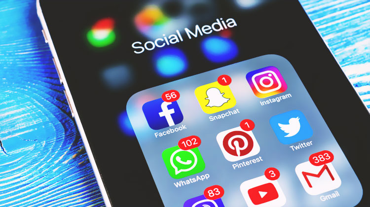 telephone plein de notifications reseaux sociaux