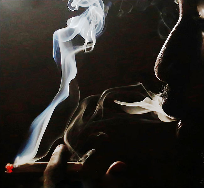 Un fumeur fume