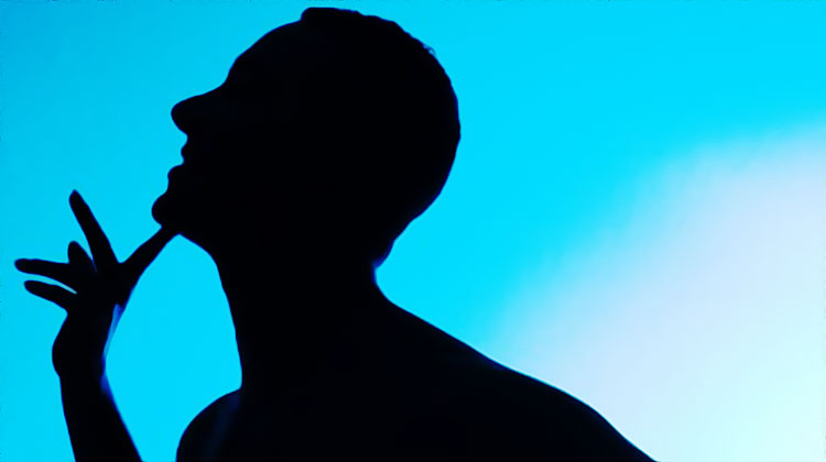 un homme mene par le bout du nez