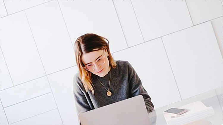 Une femme surfe sur internet