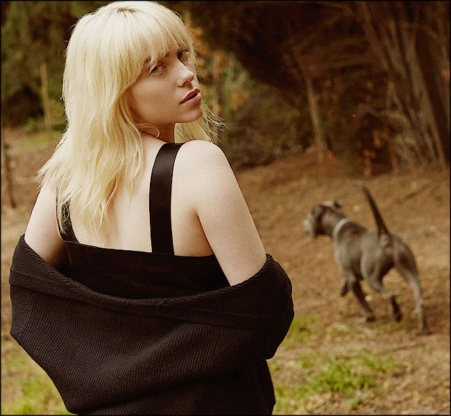 blonde promene son chien