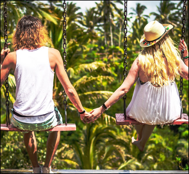 deux amoureux sur balancoire