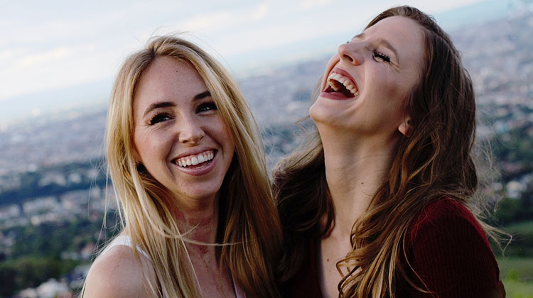 deux femmes pas jalouses rigolant