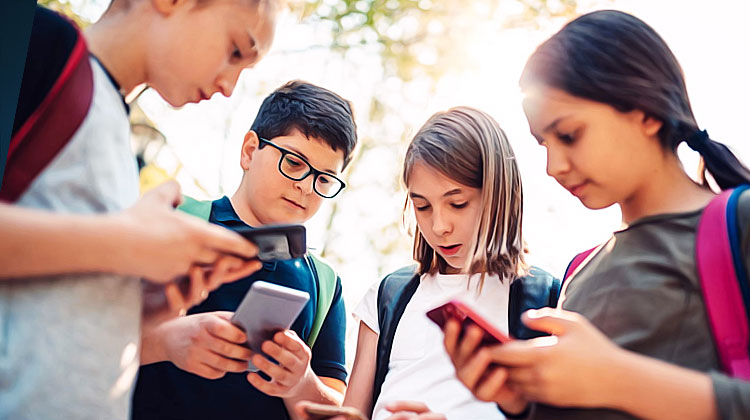 Enfants sur leur téléphone à l'école