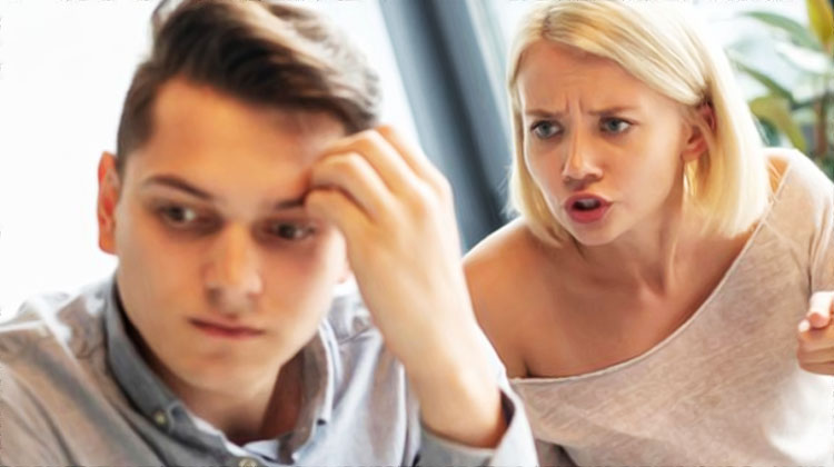 Une femme dispute son conjoint