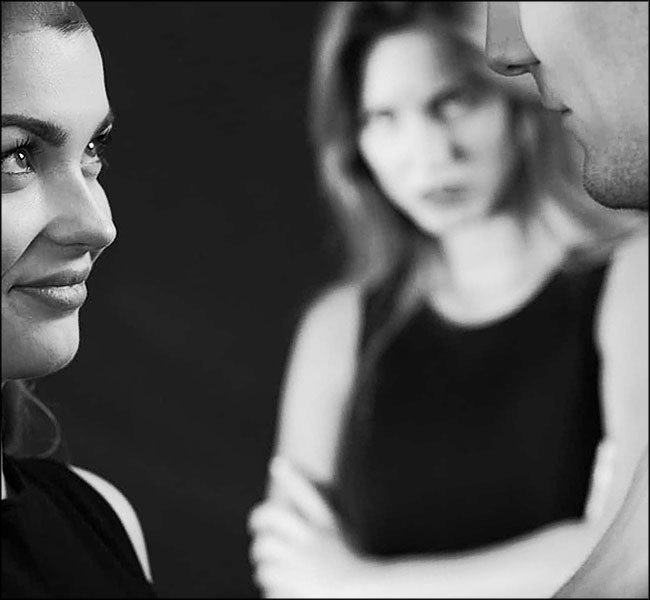 femme reluque le mari de sa copine
