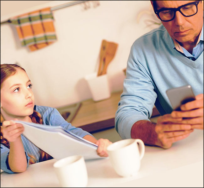 fille desirant montrer ses devoirs a un pere obnubile par son smartphone