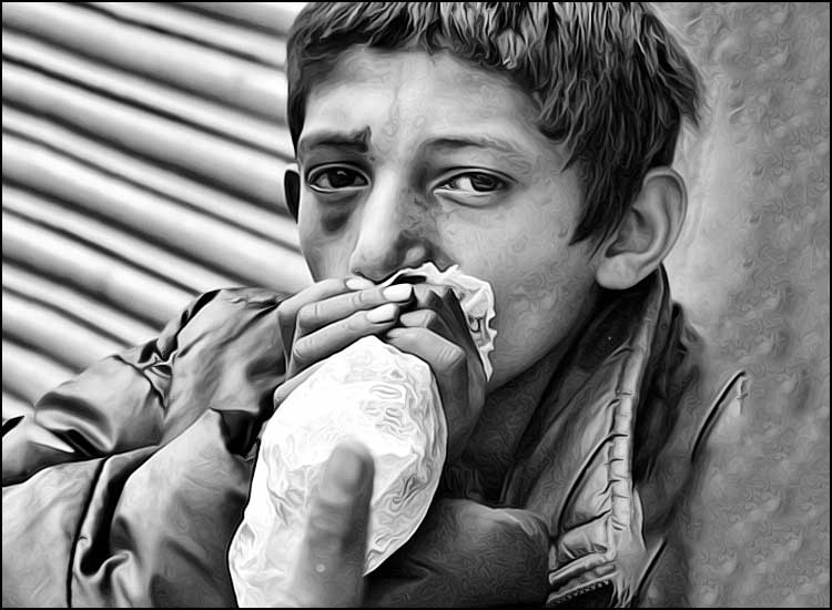 mineur fume dans la rue photo en noir et blanc