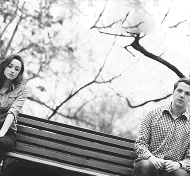 Un couple séparé sur un banc public