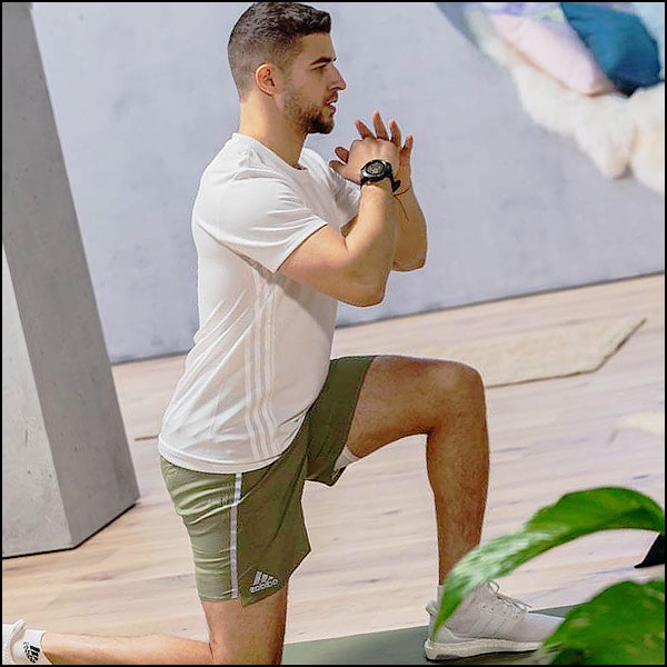 un homme fait des squats