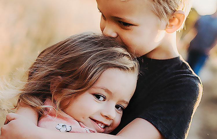 Calin entre deux enfants