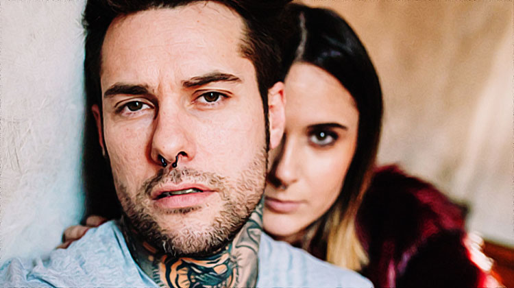 Un conjoint infidèle se pose des questions à côté de son épouse
