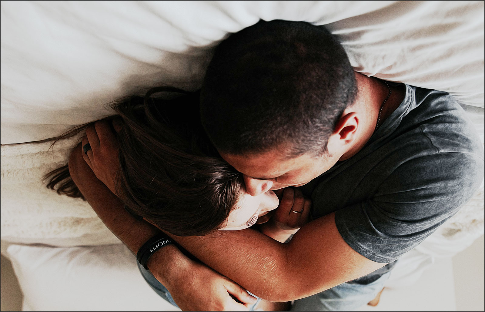couple amoureux s'enlace