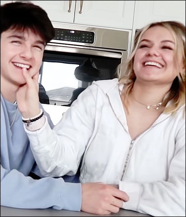 jeune couple qui joue a action ou verite