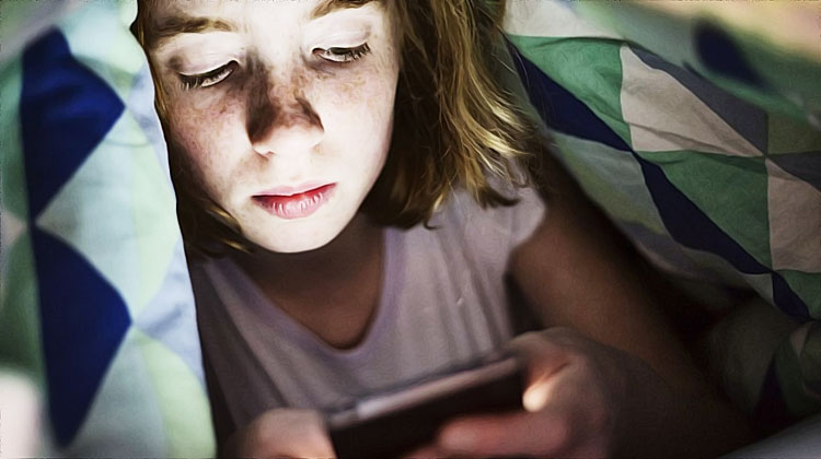 jeune fille se cache pour utiliser son telephone