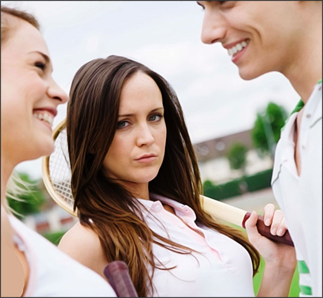 jeune tenniwoman jalouse d un couple de joueurs