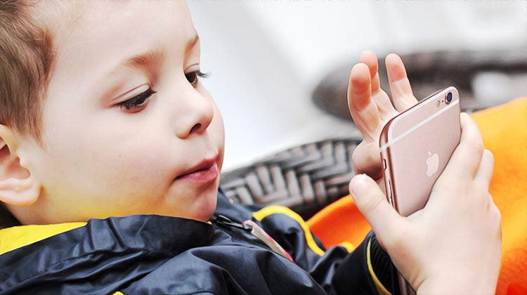 un enfant surfe sur un iphone avec acces guide