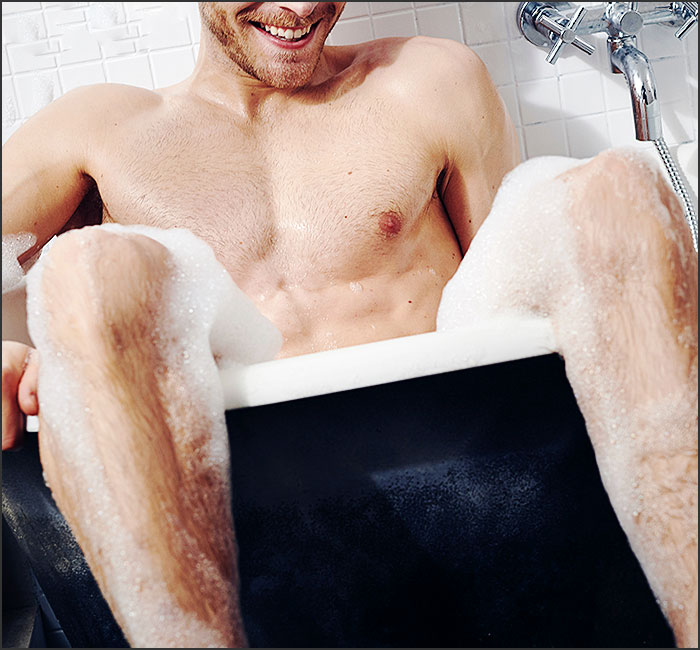 un homme prend son bain en guise de preliminaire
