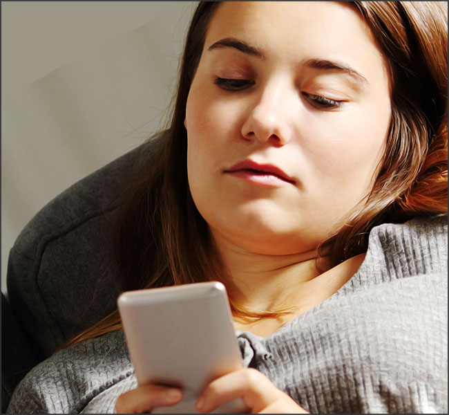 une ado espionne son portable
