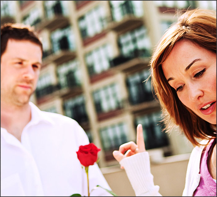 une femme colle un vent a son amoureux