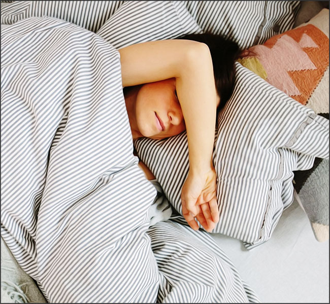 une femme reve dans son sommeil