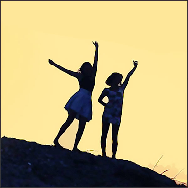 Deux amies dansent