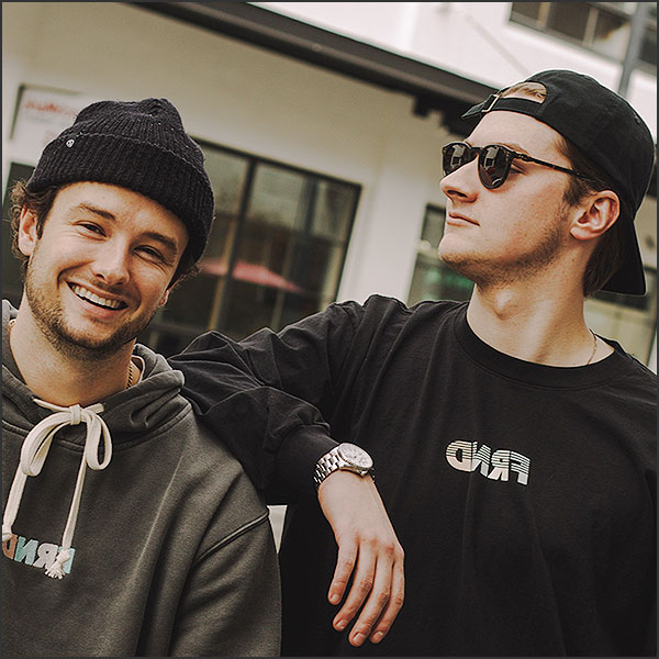 deux amis masculins