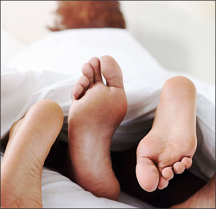 femme couchee sur son partenaire