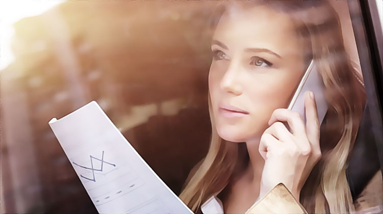 femme pensive pense a son amant