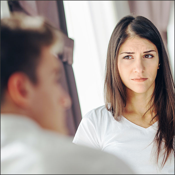 femme soupconneuse envers son mari