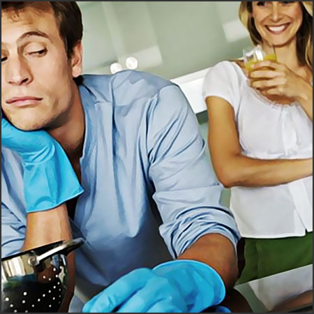 homme fait le menage femme rigole