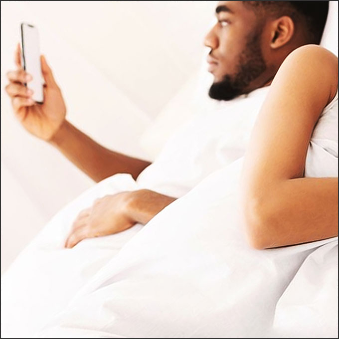 homme regarde le facebook de son amante