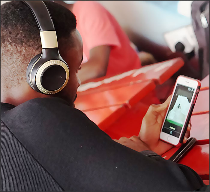 un africain sur son telephone