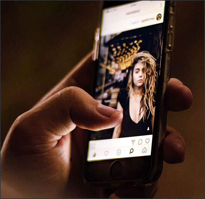 un homme regarde une jeune femme sur son telephone