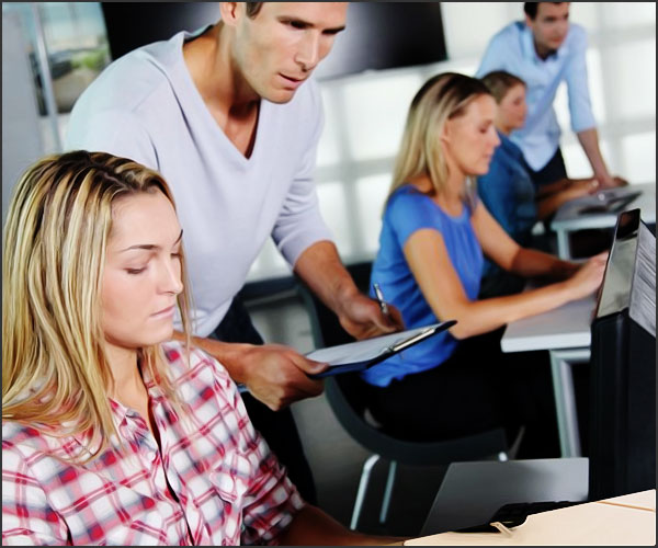 un patron flique ses employees