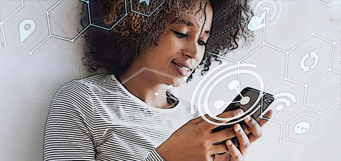 une femme noire examine son telephone en detail