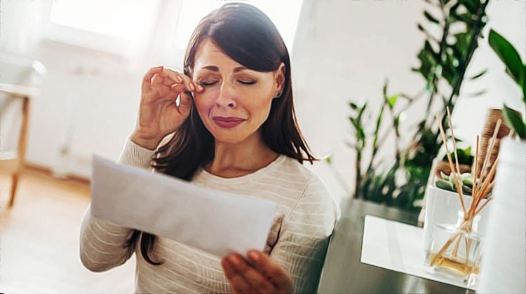 une femme pleure devant un texte