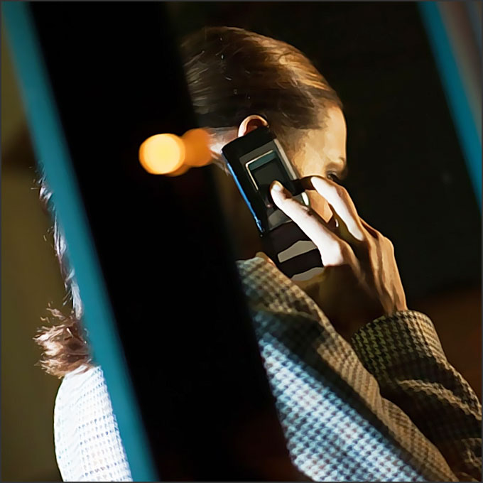 une femme trompe telephoniquement son mari