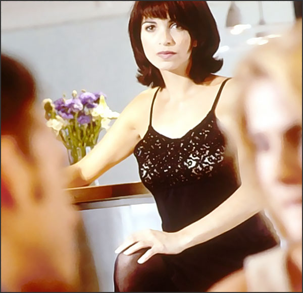 une maitresse attire son amant du regard