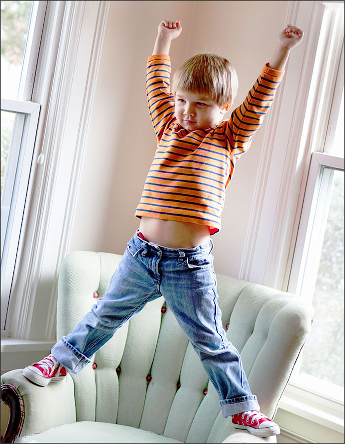 enfant hyperactif saute sur canape
