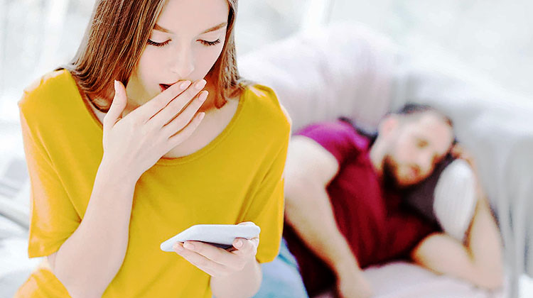femme abasourdie devant le telephone de son mari