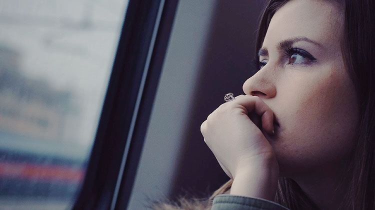 femme se demande si son mec la trompe