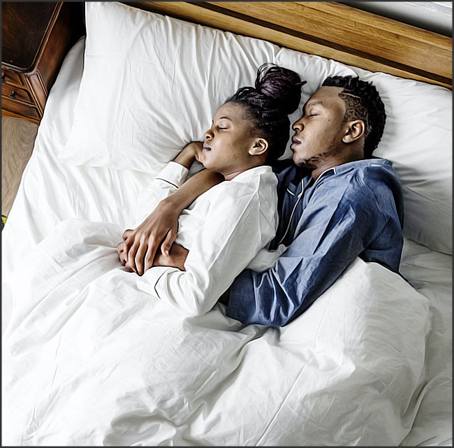 un couple noir dans le lit