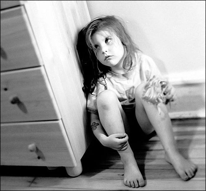 jeune fille triste maltraitee