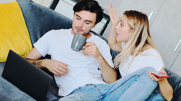 mari ignore sa femme devant son ordinateur