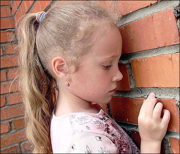 petite fille malheureuse