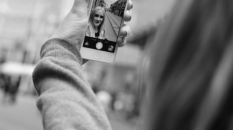 selfie par une fille sur son telephone